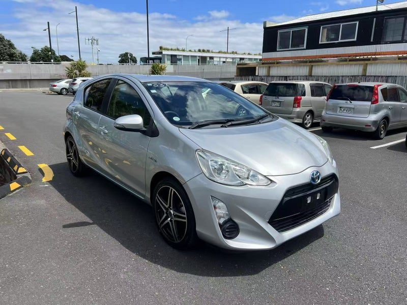 2015 Toyota Aqua Hybrid, photo 3