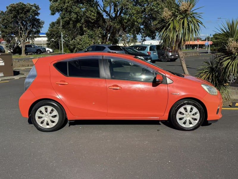 2013 Toyota Aqua Hybrid, photo 3