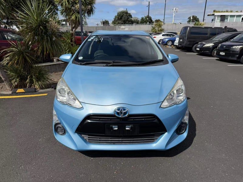 2015 Toyota Aqua Hybrid, photo 2