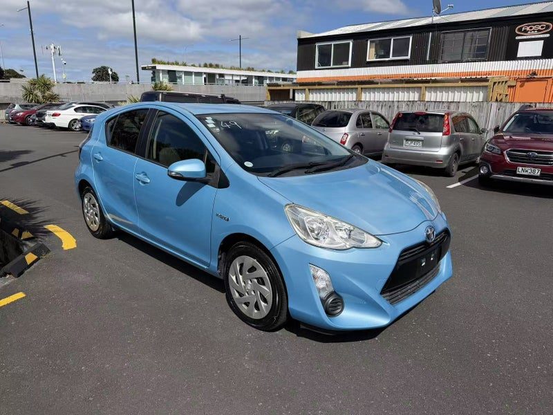 2015 Toyota Aqua Hybrid, photo 3