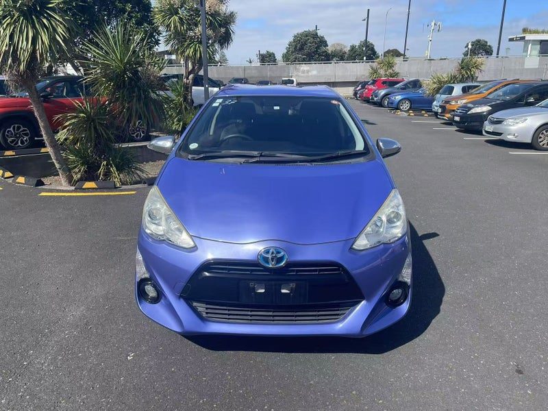 2015 Toyota Aqua Hybrid, photo 2