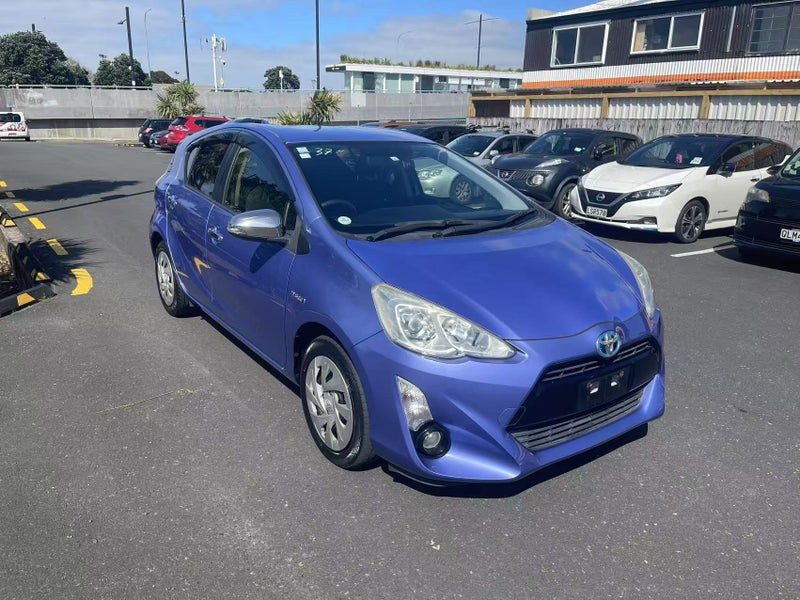 2015 Toyota Aqua Hybrid, photo 3