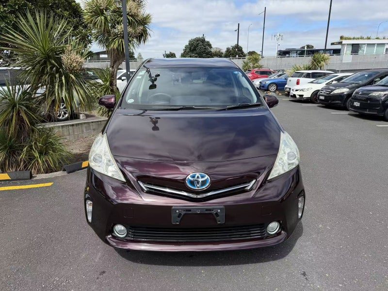 2014 Toyota Prius Alpha, photo 2