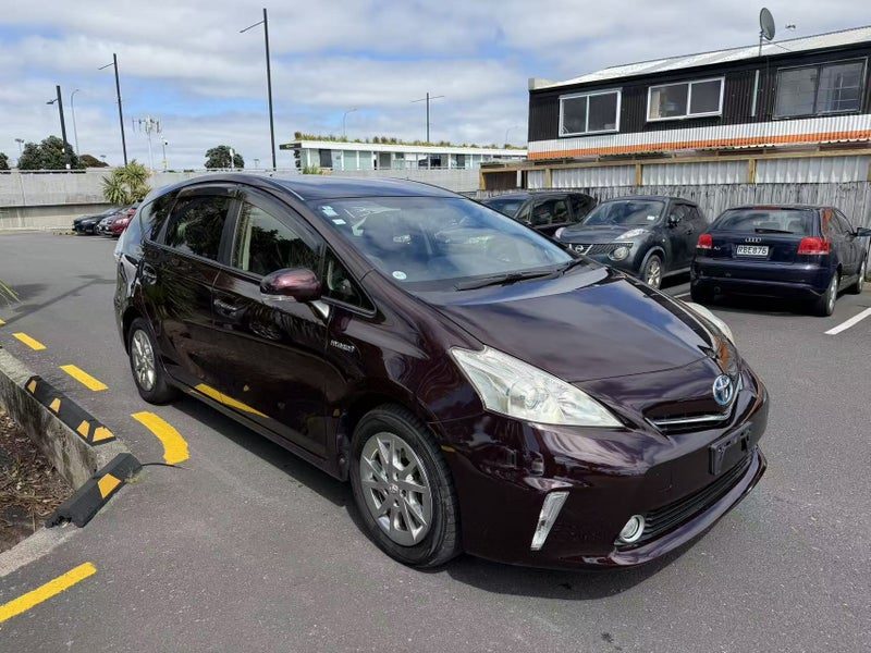 2014 Toyota Prius Alpha, photo 3