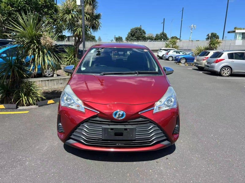 2017 Toyota Vitz Hybrid, photo 2