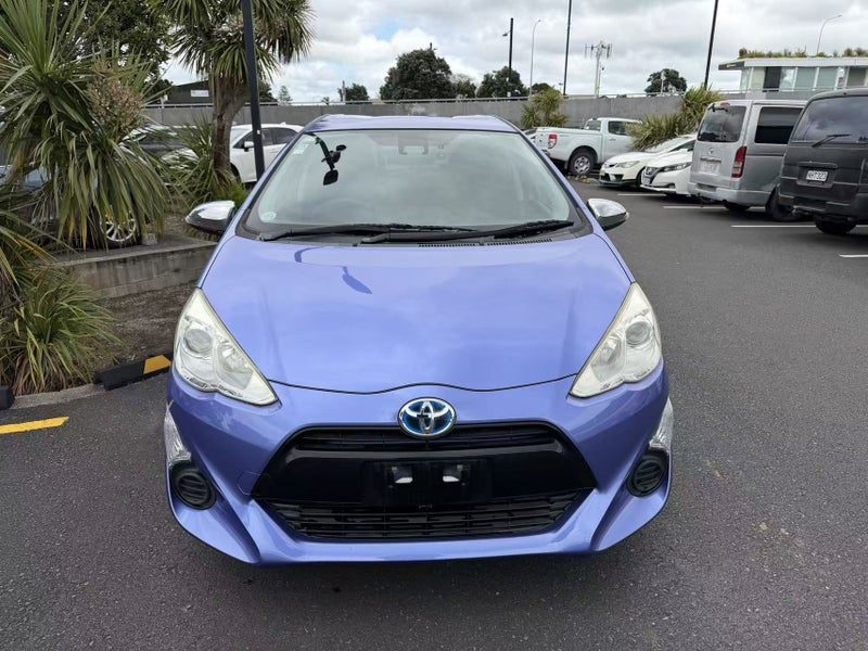 2016 Toyota Aqua Hybrid, photo 2