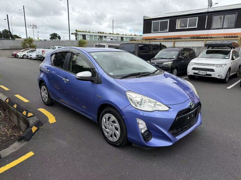 2016 Toyota Aqua Hybrid, photo 3