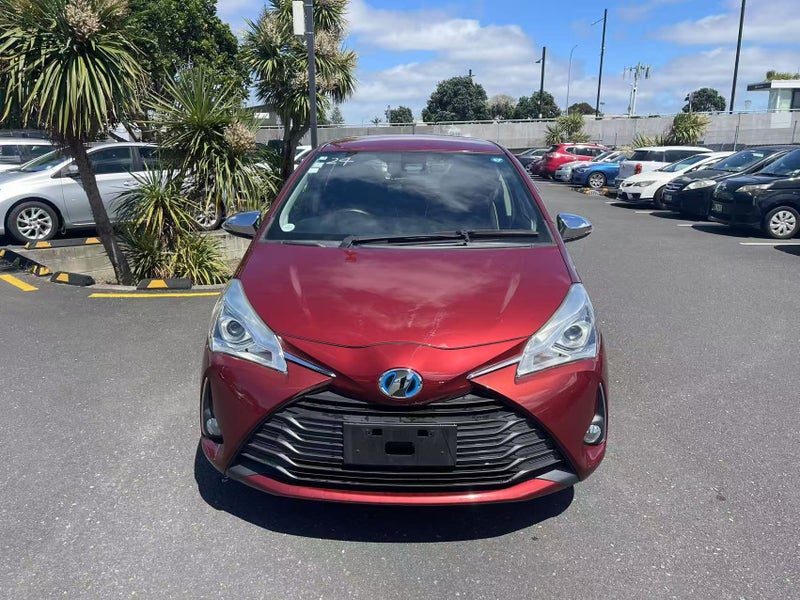 2017 Toyota Vitz Hybrid, photo 2