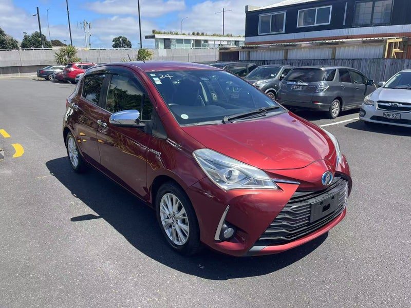 2017 Toyota Vitz Hybrid, photo 3