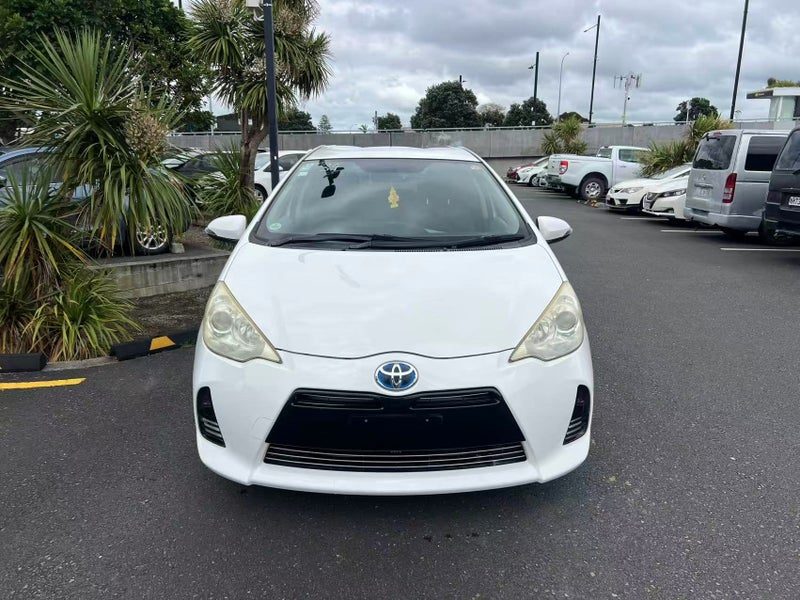 2012 Toyota Aqua Hybrid, photo 2