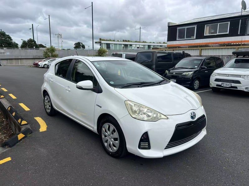 2012 Toyota Aqua Hybrid, photo 3