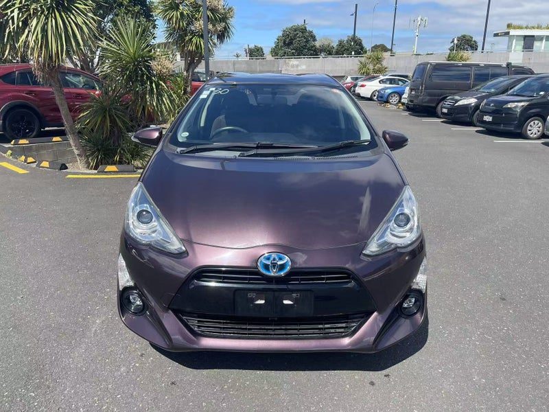 2015 Toyota Aqua Hybrid, photo 2