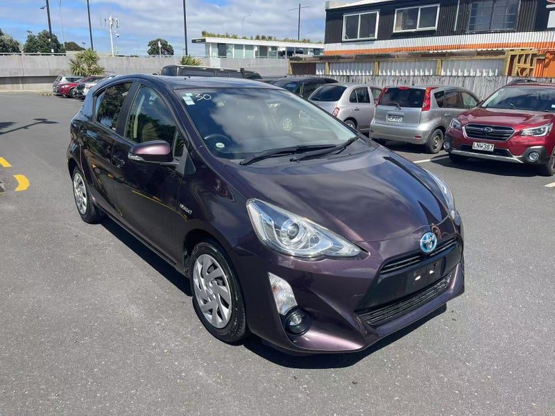 2015 Toyota Aqua Hybrid, photo 3
