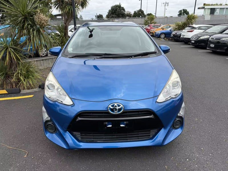 2015 Toyota Aqua Hybrid, photo 2