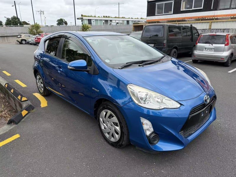 2015 Toyota Aqua Hybrid, photo 3