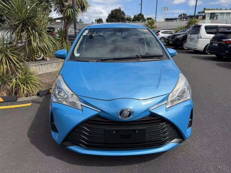 2017 Toyota Vitz Hybrid, photo 2