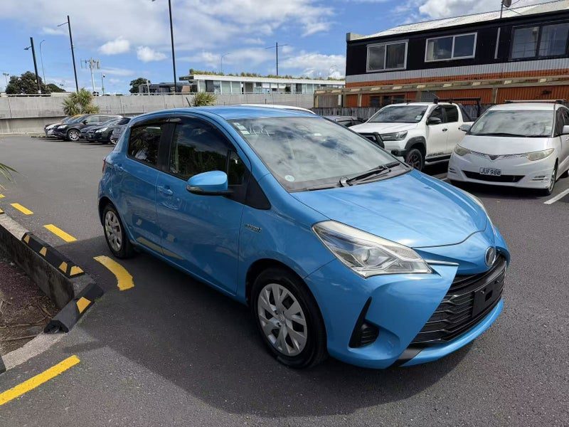 2017 Toyota Vitz Hybrid, photo 3