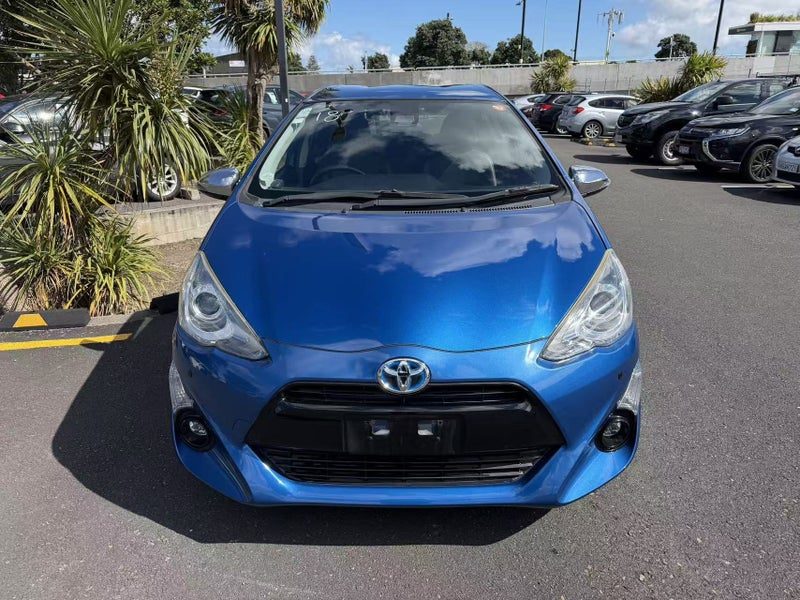 2015 Toyota Aqua Hybrid, photo 2