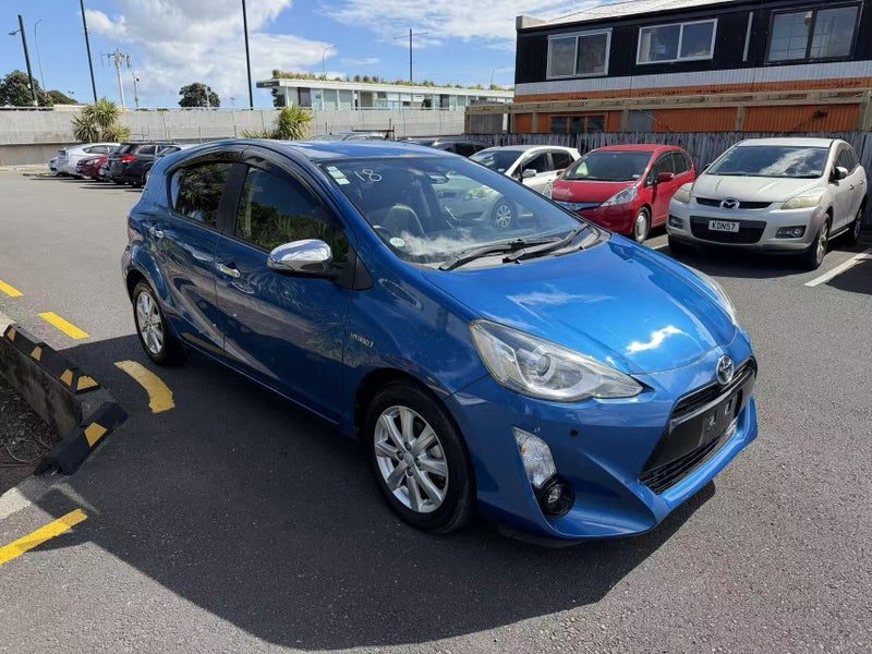 2015 Toyota Aqua Hybrid, photo 3
