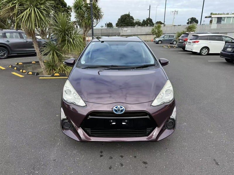 2015 Toyota Aqua Hybrid, photo 2