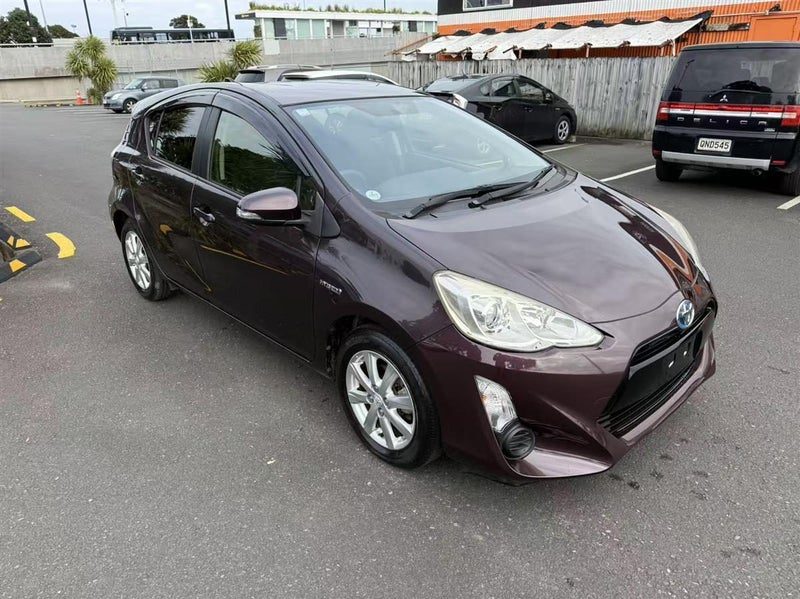 2015 Toyota Aqua Hybrid, photo 3