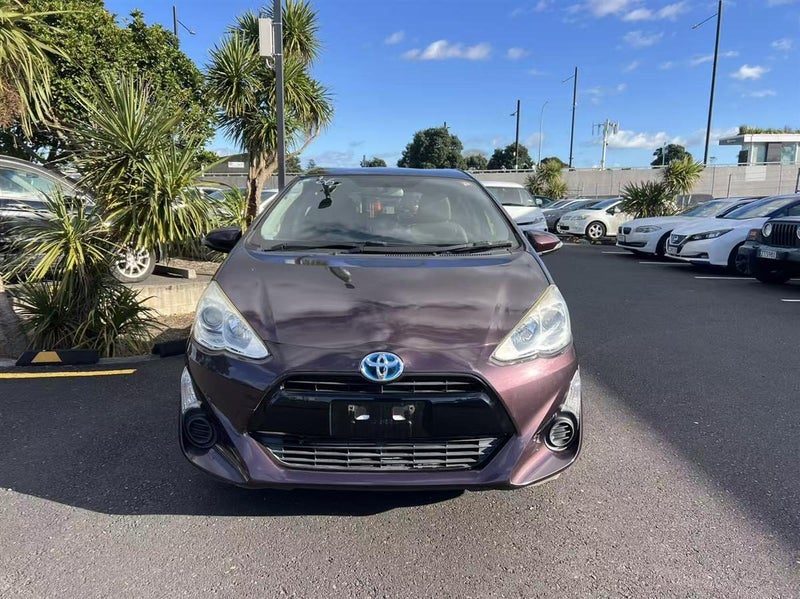 2015 Toyota Aqua Hybrid, photo 2