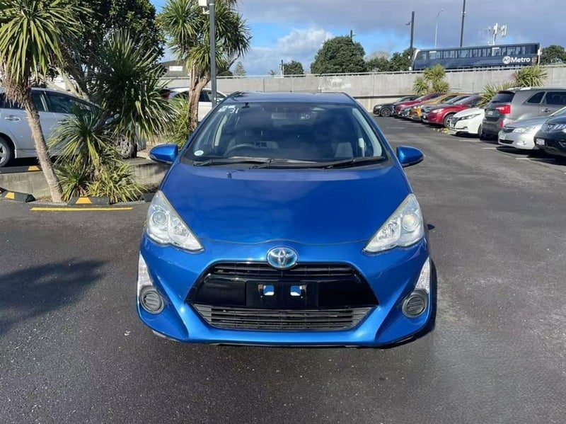 2015 Toyota Aqua Hybrid, photo 2