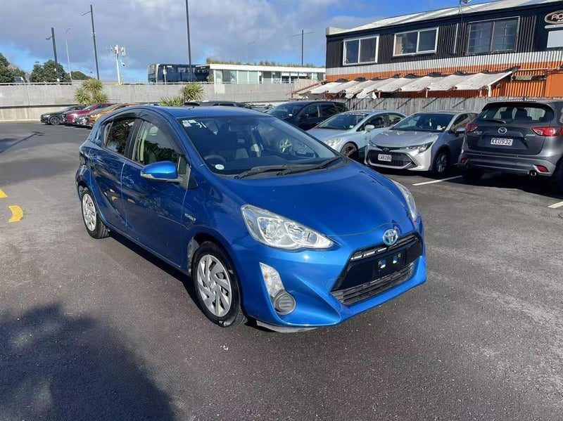 2015 Toyota Aqua Hybrid, photo 3