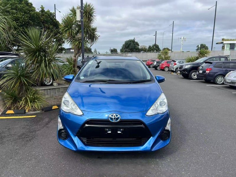 2015 Toyota Aqua Hybrid, photo 2