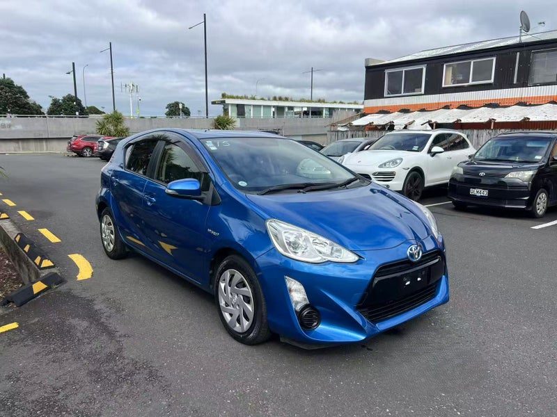 2015 Toyota Aqua Hybrid, photo 3