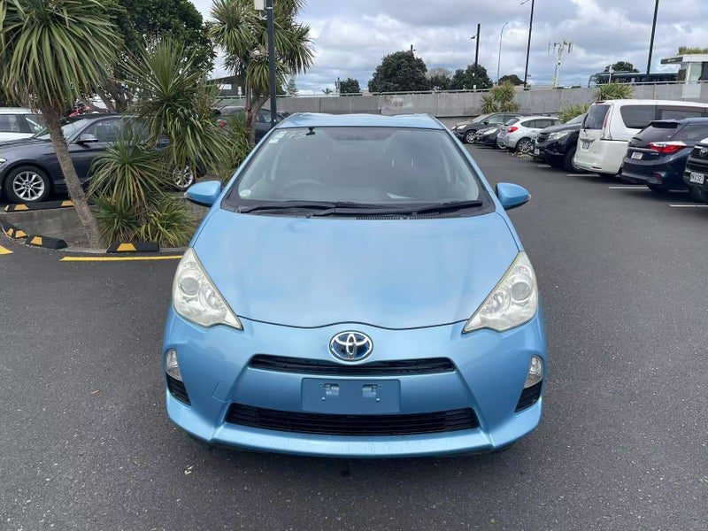 2012 Toyota Aqua Hybrid, photo 2