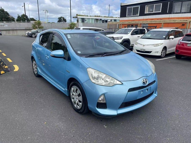 2012 Toyota Aqua Hybrid, photo 3