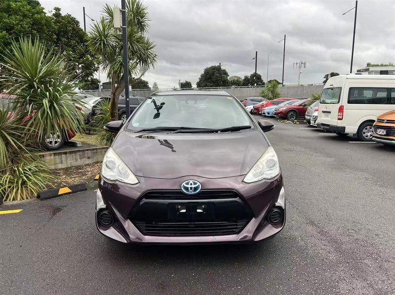 2016 Toyota Aqua Hybrid, photo 2