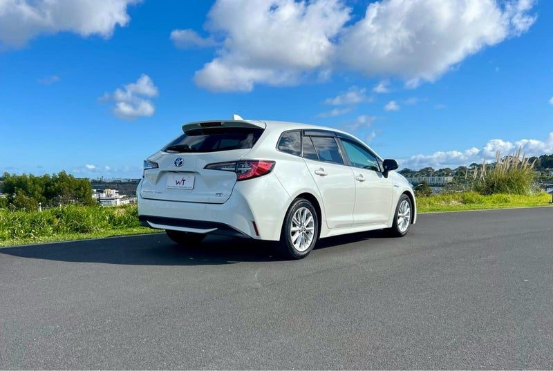 2020 Toyota Corolla Touring Wagon Hybrid S, photo 2