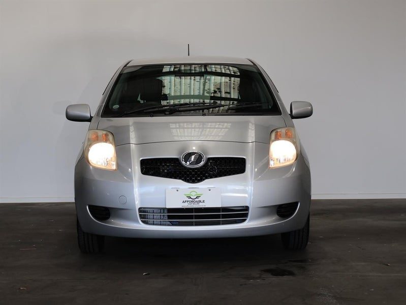 2005 Toyota Vitz F, photo 2