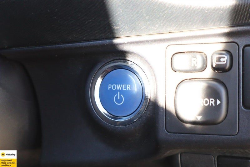 2013 Toyota Aqua S Push button, photo 3