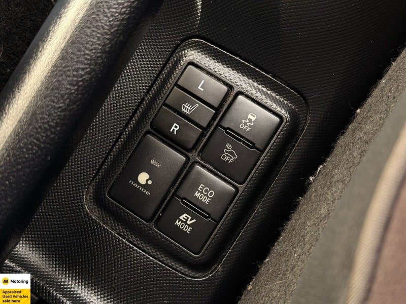 2017 Toyota Aqua G Cruise control / Heater Seats, photo 3