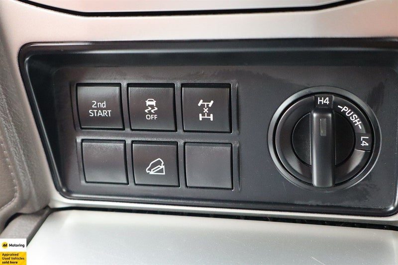2023 Toyota Land Cruiser Prado TX Sunroof / 4WD, photo 3