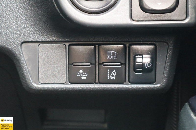 2018 Toyota Corolla Fielder Hybrid, photo 3