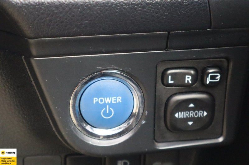 2020 Toyota Corolla Fielder Hybrid / Push Start, photo 3