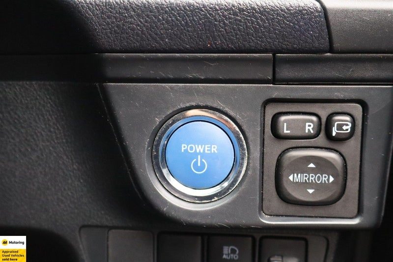 2020 Toyota Corolla Fielder Hybrid / Push Start, photo 3
