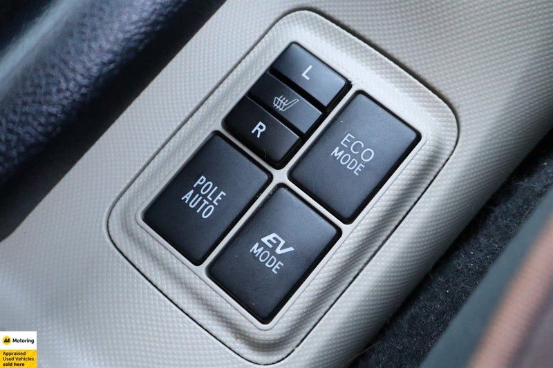 2013 Toyota Aqua G Push Button / Heater Seats, photo 3
