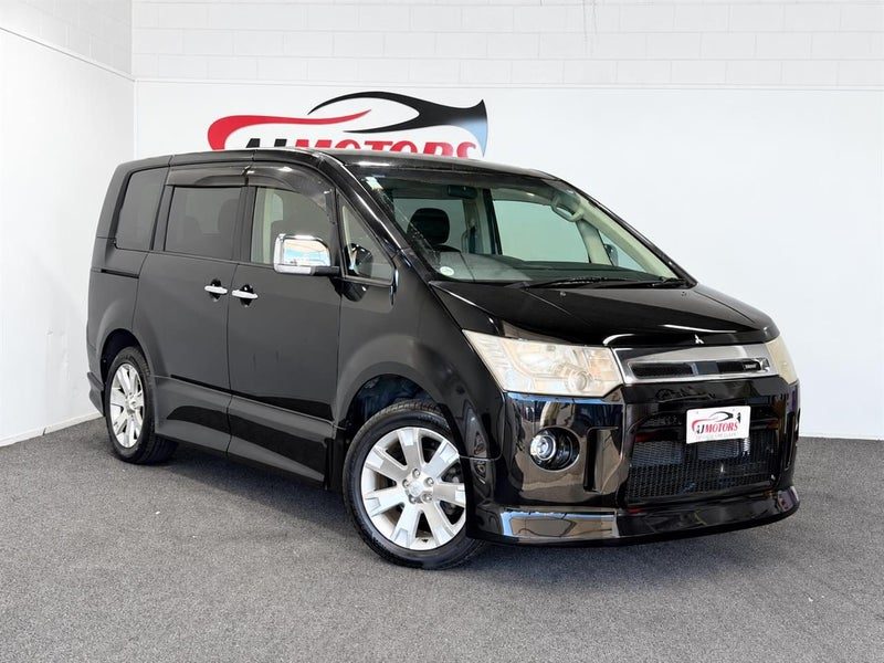 2012 Mitsubishi Delica 8 SEATS / BLACK TRIM