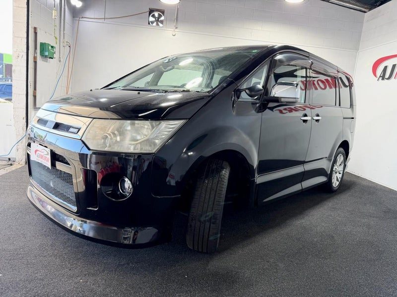 2012 Mitsubishi Delica 8 SEATS / BLACK TRIM, photo 3