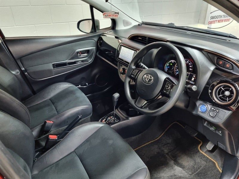 2019 Toyota Vitz HYBRID F, photo 3