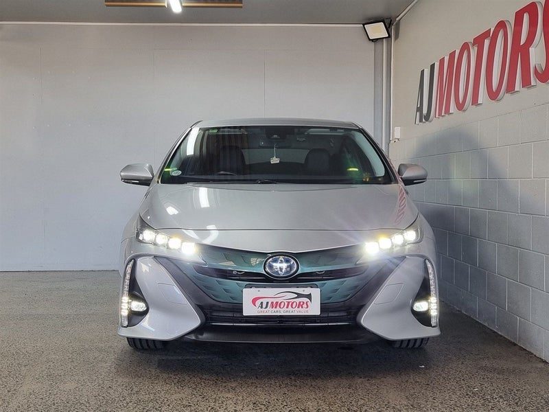 2019 Toyota Prius PHEV S, photo 2