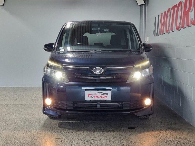 2014 Toyota Voxy V, photo 2