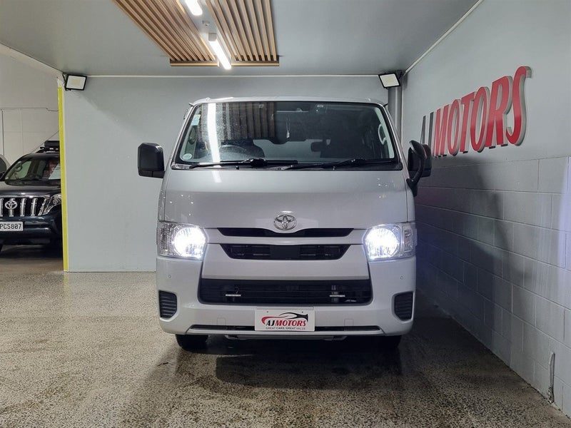 2020 Toyota Hiace DX, photo 2