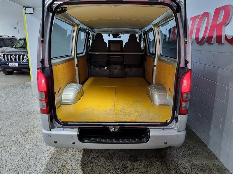 2020 Toyota Hiace DX, photo 3