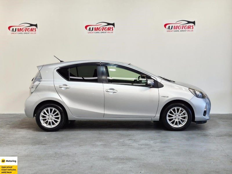 2013 Toyota Aqua S Hybrid, photo 3